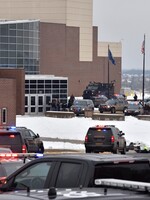15letý chlapec střílel na škole v Michiganu, útok si vyžádal 3 oběti na životech a 8 zraněných