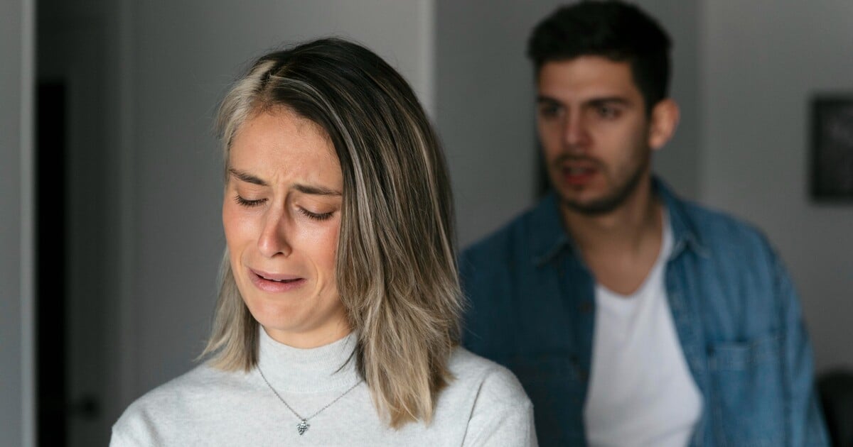 KOMENTÁŘ: Victim blaming v přímém přenosu. Jak české diskuse a vlivné tváře umlčují oběti násilí?