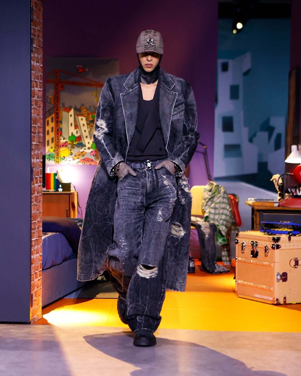 Zaujímavú siluetu v štýle grungecore predstavil aj módny dom Louis Vuitton. 