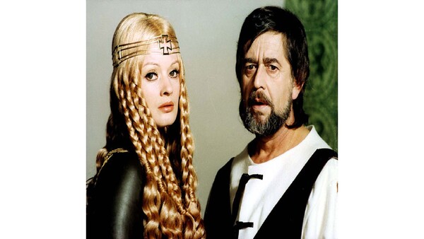 V hudební komedii Noc na Karlštejně (1974) proniknou na Karlštejn přes zákaz dvě ženy. Jednou z nich je císařovna Eliška Pomořanská. Druhou byla neteř pana purkrabího jménem: 