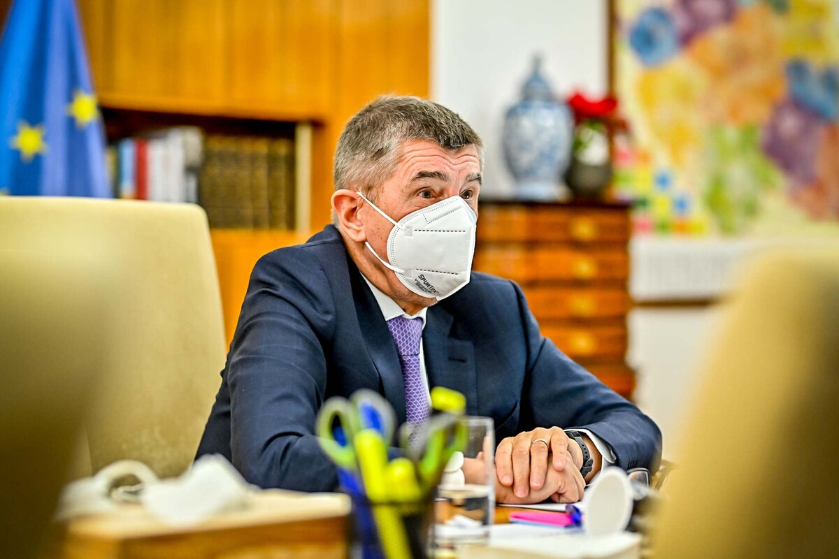 Andrej Babiš v úrade vlády. 