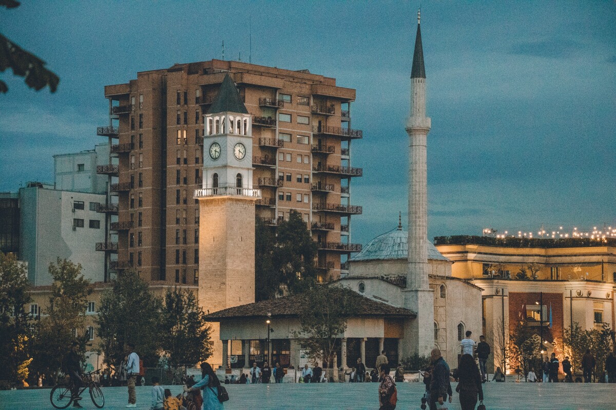 Tirana je hlavné a najväčšie mesto Albánska. 