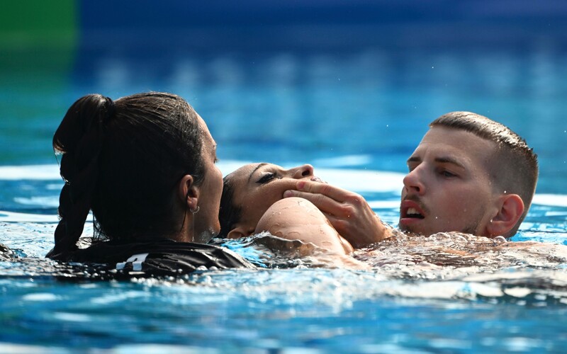 Americká plavkyně omdlela v bazénu a začala klesat ke dnu. Zachránila ji její trenérka.