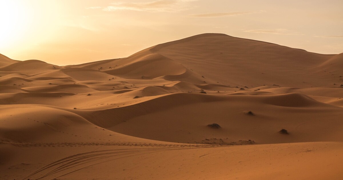 Nad Česko se dostává saharský písek. Někde by mohl být viditelný jako „oranžový déšť‘