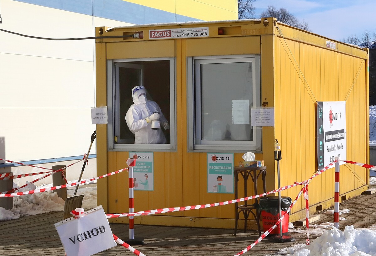 Na snímke mobilné odberové miesto na antigénové testovanie na ochorenie covid-19 na parkovisku pred bývalou Hypernovou vo Zvolene 14. februára 2021 (ilustračná fotografia).