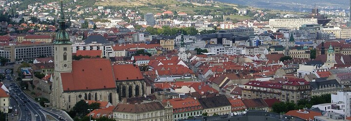 Ak ti bude v bratislavských autobusoch chladno, zahreje ťa MHDečka. Vtipné deky pobavili cestujúcich v našom hlavnom meste