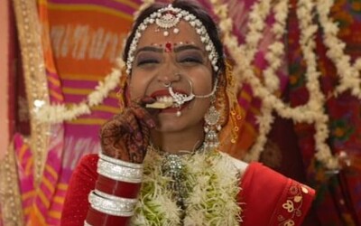 Mladá Indka si vzala samu sebe. „Chtěla jsem být nevěstou, ale ne manželkou,“ říká.