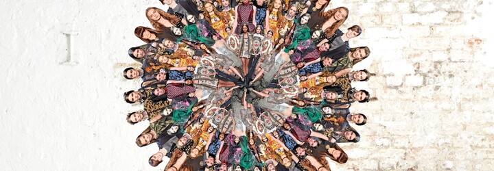 Lidé chválí ASOS za to, že své modelky neupravoval ve Photoshopu. Vidět jsou jim například strie a krok společnosti si rychle získal popularitu