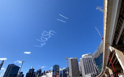 Umývejte si ruce, napsal někdo v Sydney na oblohu.