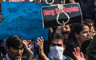 16letá dívka z Indie tvrdí, že ji znásilnily stovky mužů. Autority zatím zatkly 7 podezřelých