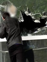 16-ročný chlapec rozbil okno na policajnom riaditeľstve v Banskej Bystrici. „Prišiel som si pre drogy,“ vravel