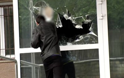 16letý chlapec rozbil okno na policejním ředitelství v Banské Bystrici. „Přišel jsem si pro drogy,“ řekl