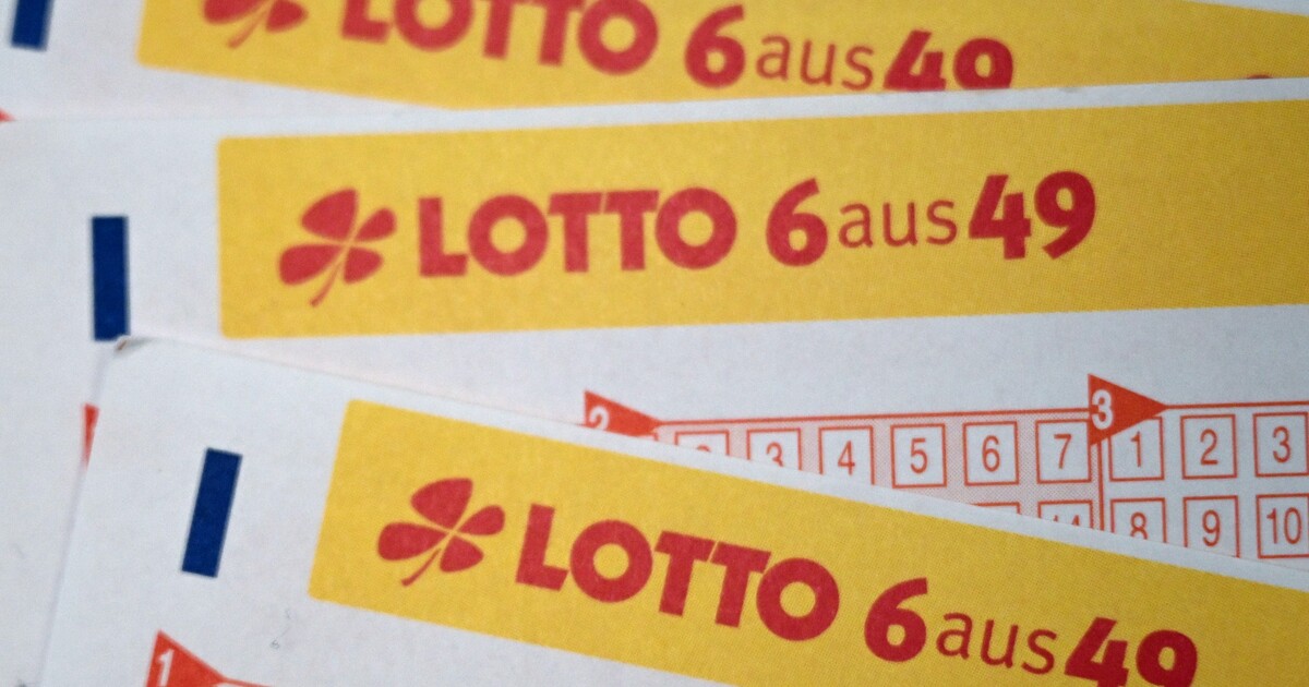 Muž našel po půl roce v kabátě zapomenutý tiket. Vyhrál stovky milionů korun