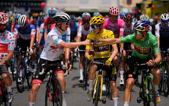 17. etapa Tour de France: Záverečný špurt vedúcej dvojice celkového poradia pre Pogačara, no žltý dres drží bezpečne Vingegaard