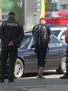 17-ročný mladík na BMW unikal pred políciou. Zastavil, až keď v uliciach Žiliny začali strieľať