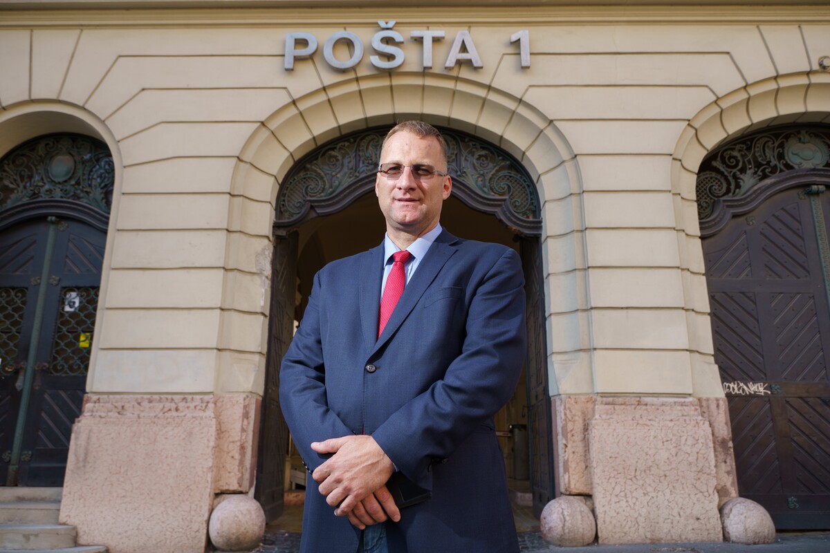 Čas, kým na pošte vybavíte, čo potrebujete, sa v priemere skracuje, potvrdzuje šéf pošty.