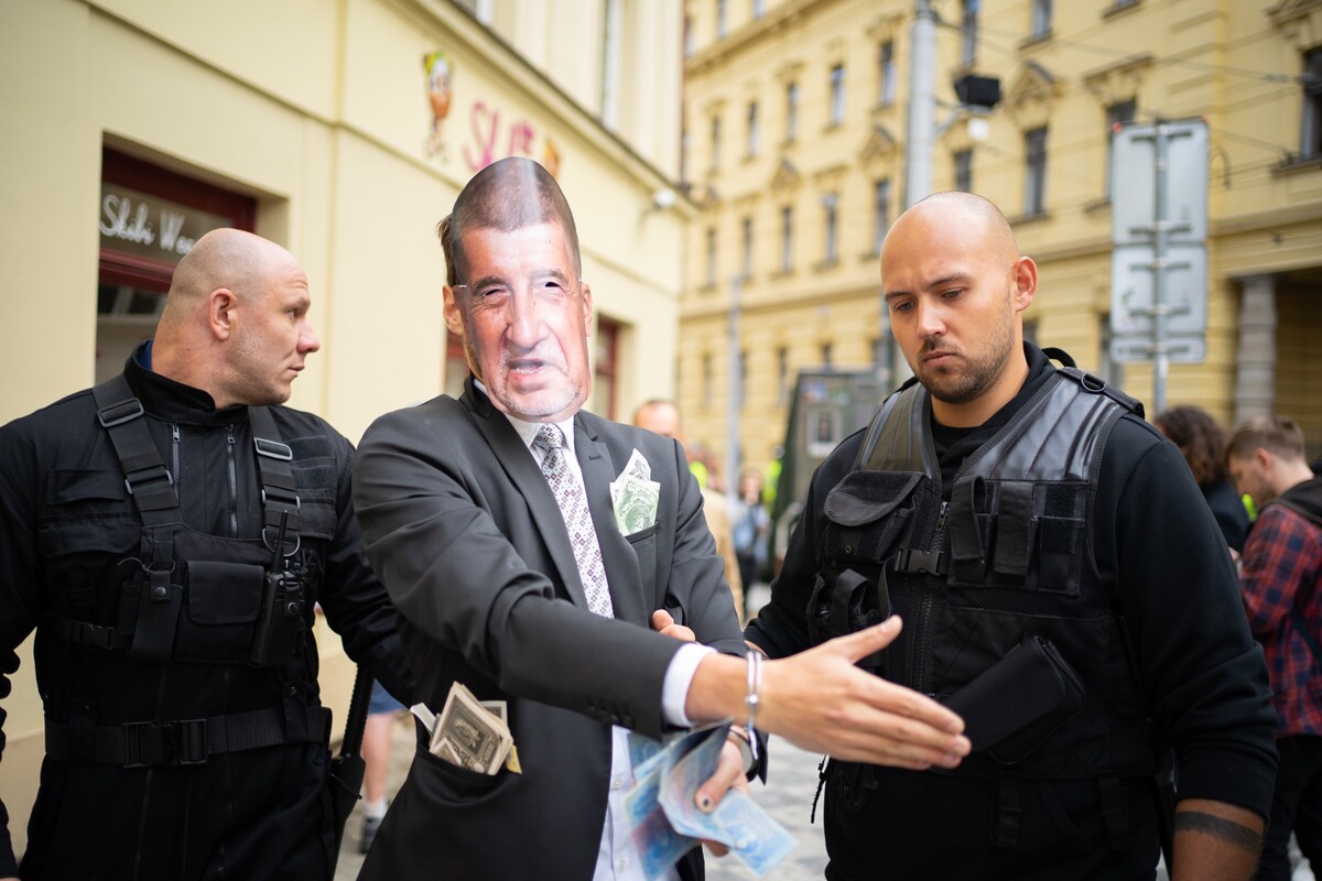 Happening spolku Milion chvilek pro demokracii před budovou Městského soudu v Praze. Součástí byla „Vězeňská kancelář prezidenta Babiše“.