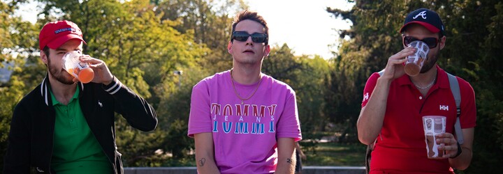Martin Fenin je nadšený, že po něm lidi řvou ‚swag‘. Tohle je dekadentní svět DVOJLITRBOYZZ plný tvrdého rapu a špinavých bankovek
