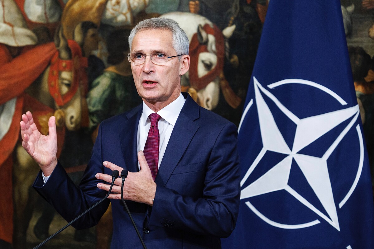 Generálny tajomník NATO Jens Stoltenberg gestikuluje počas spoločnej tlačovej konferencie s talianskou premiérkou Giorgiou Meloniovou v Ríme vo štvrtok 10. novembra 2022.