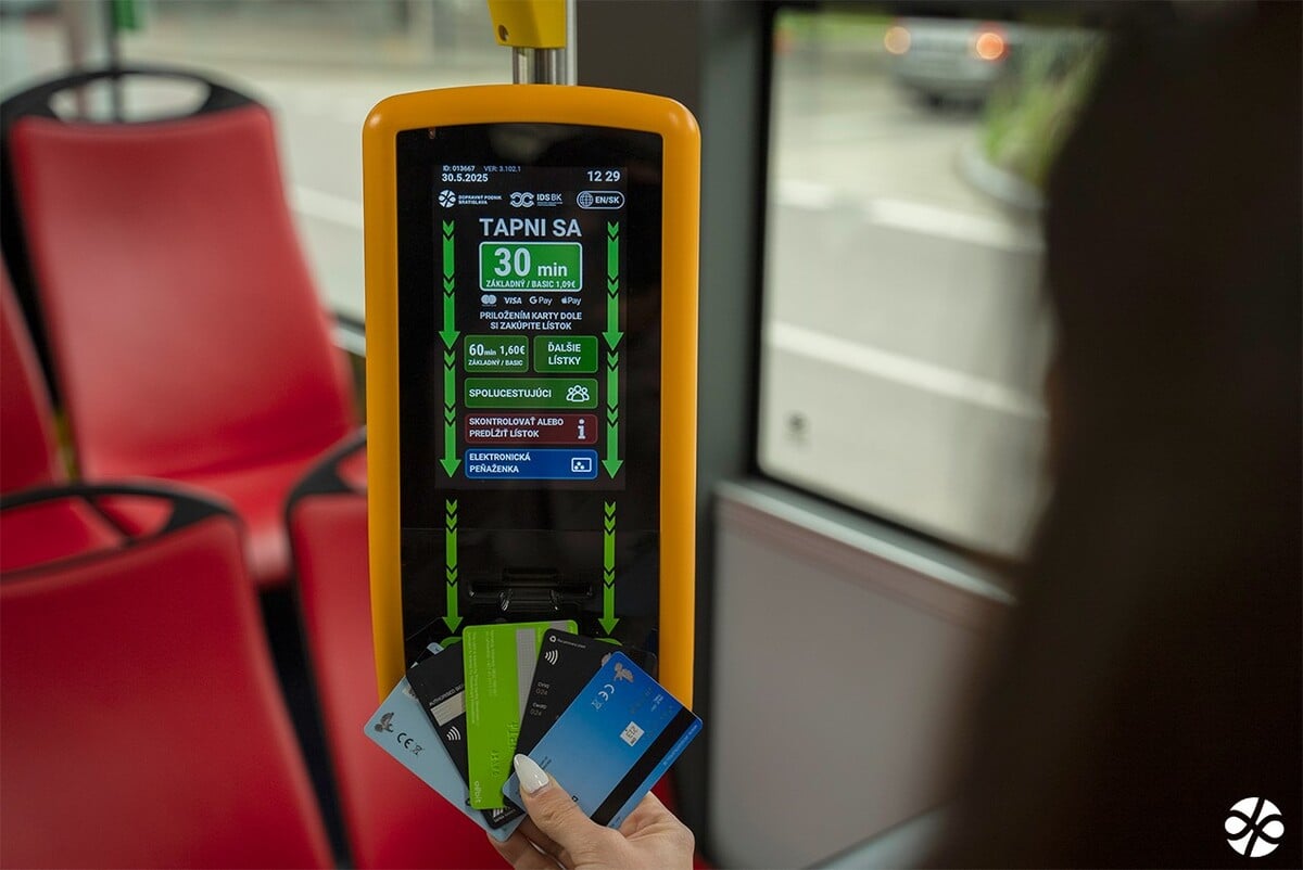 Priložením mobilného telefónu, smart hodiniek alebo bezkontaktnej platobnej karty k symbolu bezkontaktnej platby prebehne úhrada a lístok začne okamžite platiť.