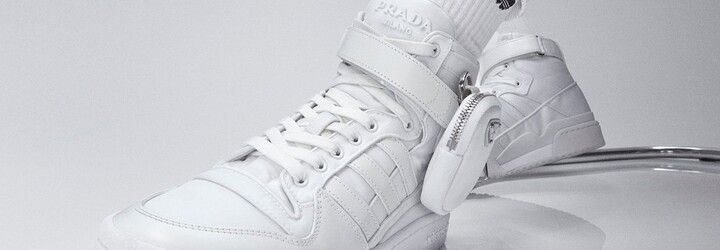Značky Adidas a Prada predstavili minimalistické tenisky v bielej a čiernej farbe. Doplnili ich o vrecko s logom módneho domu
