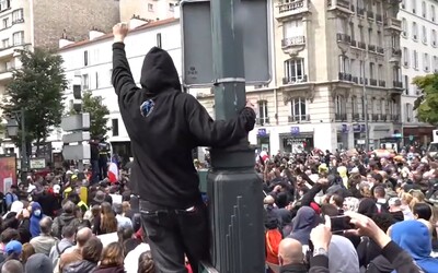VIDEO: Vyše 200 000 Francúzov protestovalo proti opatreniam, ktoré majú chrániť ľudí pred koronavírusom.