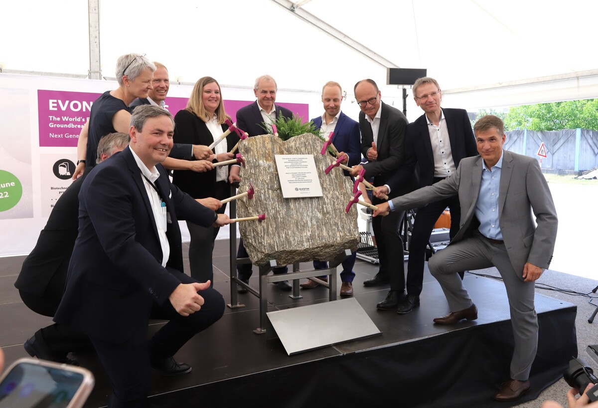 Položenie základného kameňa nového podniku, ktorý buduje nemecký chemický koncern Evonik v Slovenskej Ľupči. 