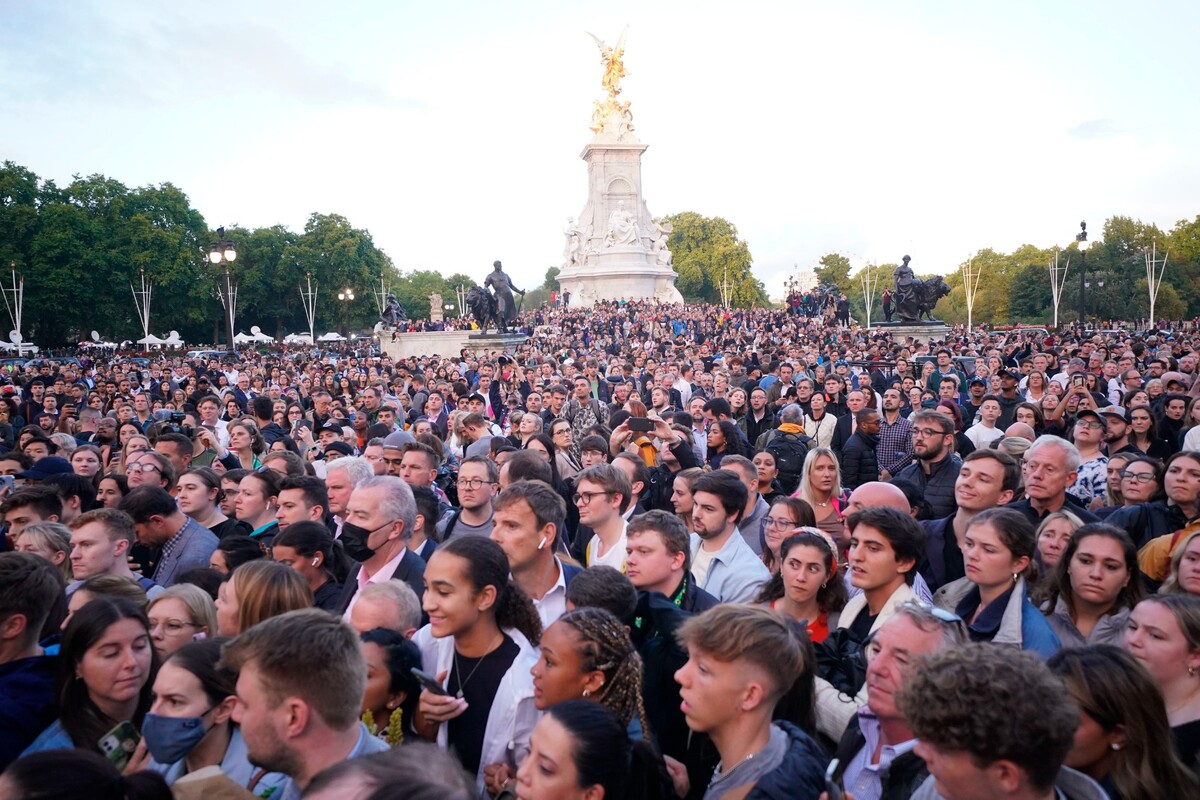 Ľudia sa zhromažďujú pred Buckinghamským palácom po oznámení úmrtia kráľovnej Alžbety II. v Londýne. (8. september 2022)