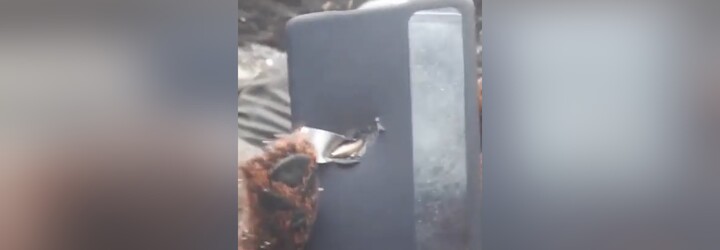 Ukrajinskému vojákovi zachránil život mobil. Neprošla přes něj kulka