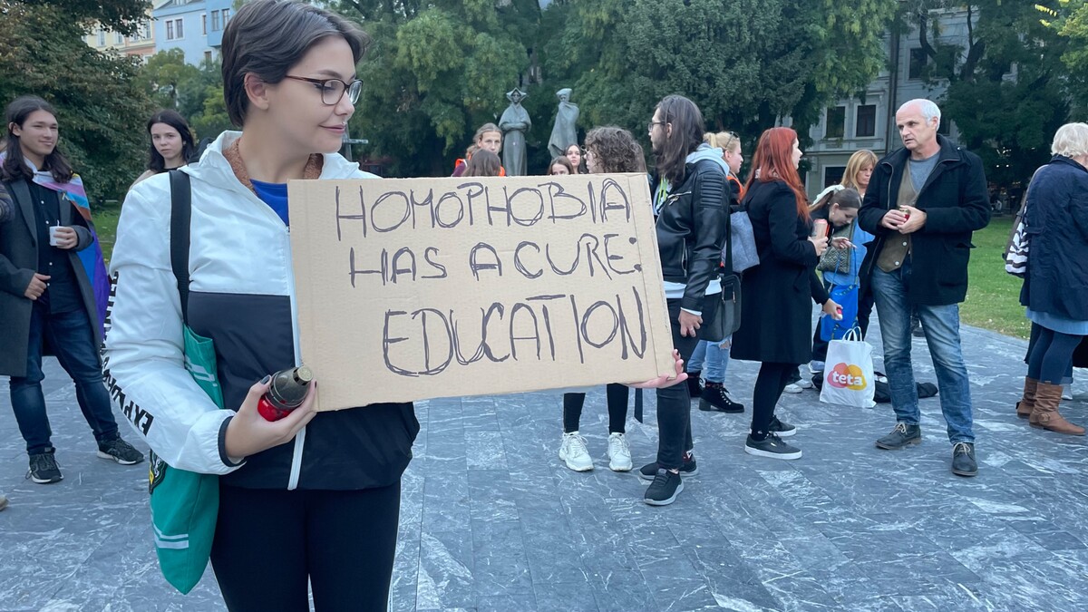 Dvadsaťdvaročná Dominika s transparentom „Homofóbia má liek: vzdelanie“.