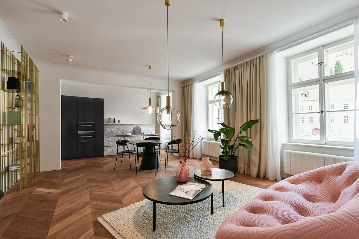 Úplne nový byt s priamym výhľadom na Pražský hrad sa nachádza v bytovom dome VII. Dům.