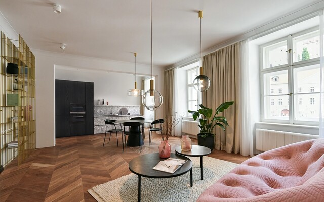 FOTO: Úplne nový byt s priamym výhľadom na Pražský hrad. Moderné bývanie je ukryté v historickej budove so silným geniom loci