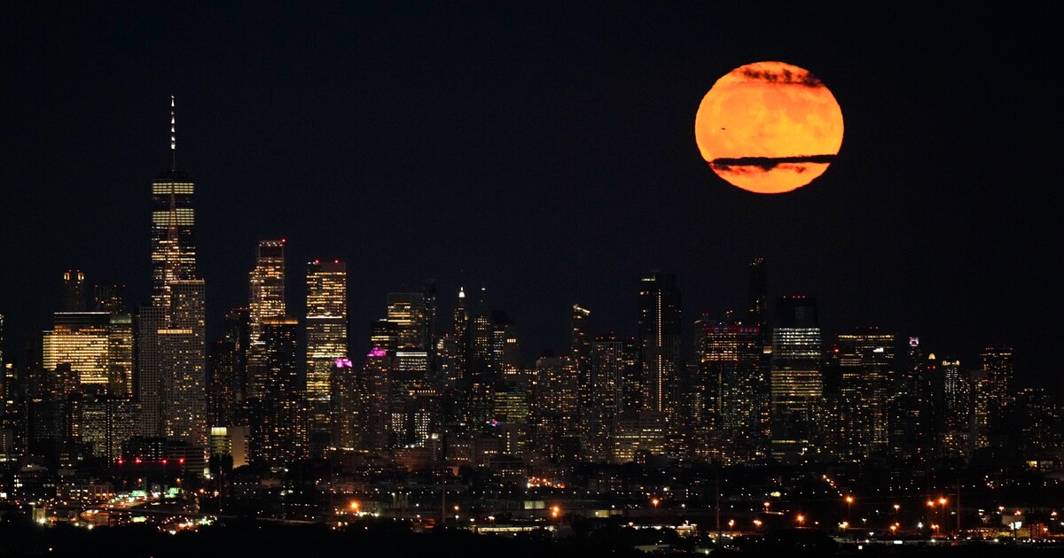 OBRAZEM: Prohlédni si superúplněk nad světovými metropolemi