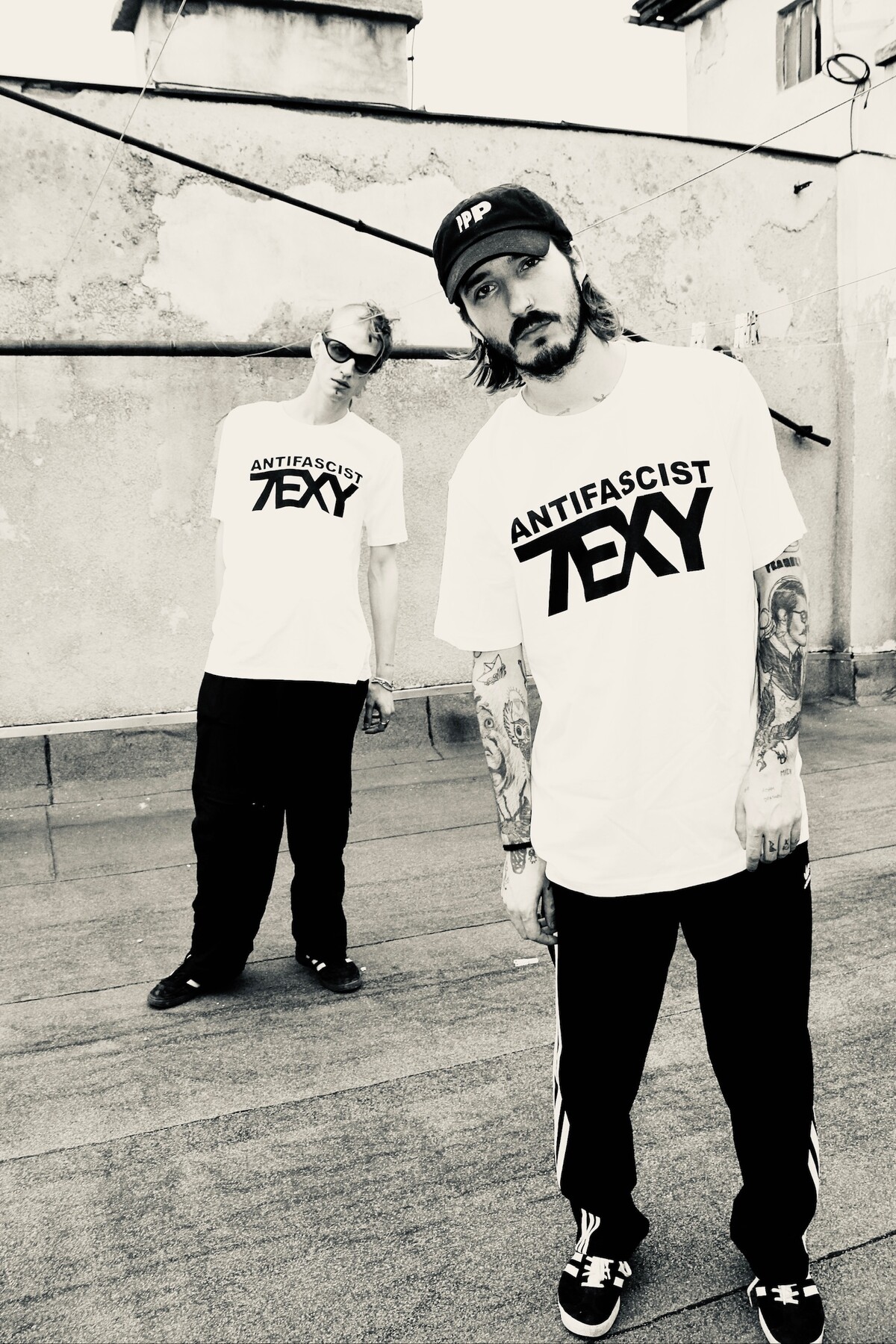 Berlin Manson v Antifascist 7EXY tričkách.