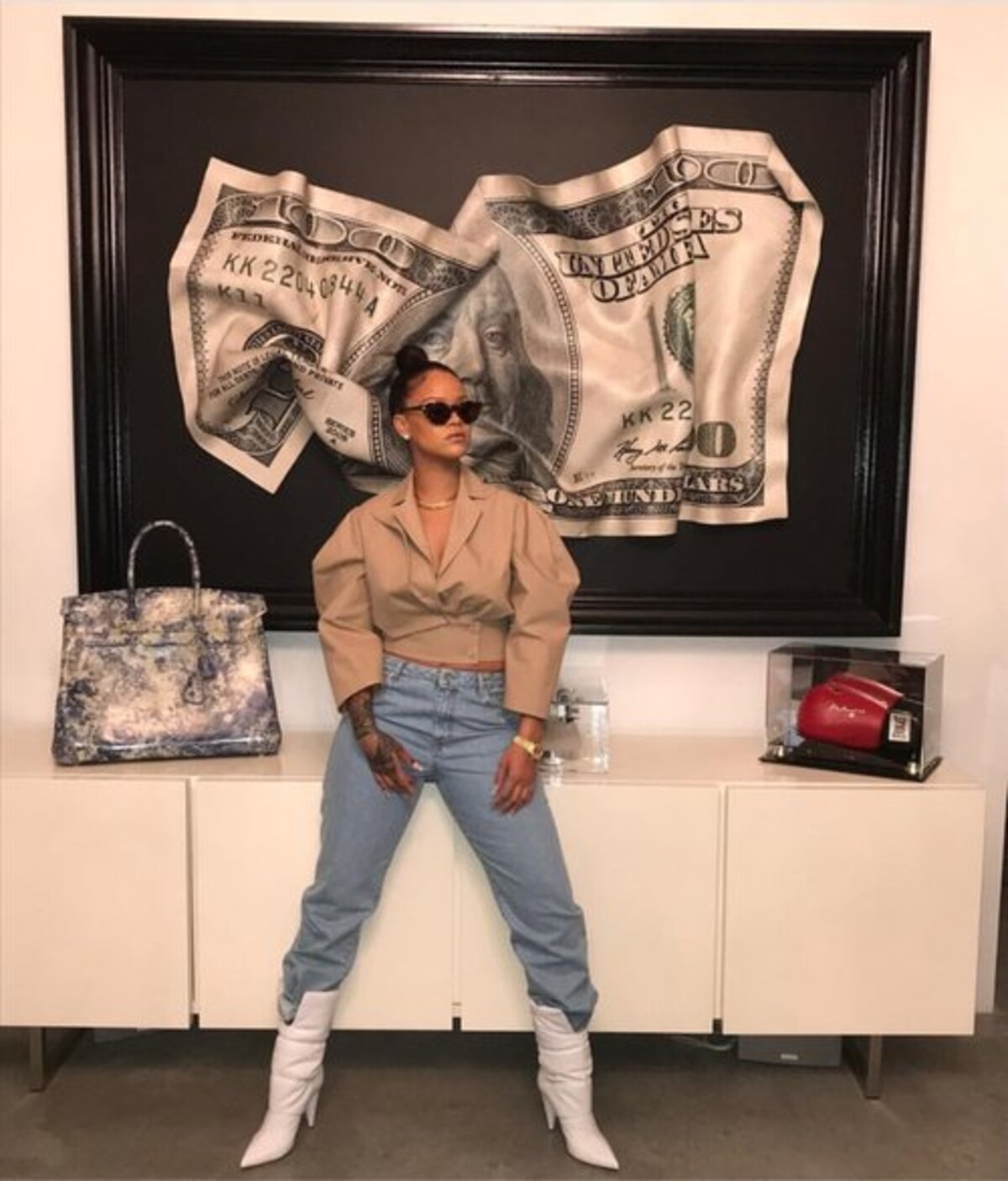 Rihanna vlastní kabelku v modro-bielom prevedení. 