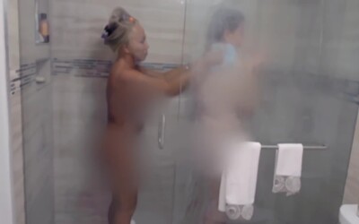 55letá matka a 19letá dcera se každý den společně sprchují.