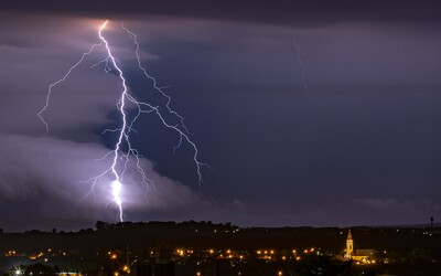 Meteorologové varují: Česko v pátek zasáhnou vedra i intenzivní bouřky.