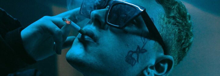 Sensey dostal platinu za debut, vydal album Bratan 2.0. Přijel jej představit v tanku