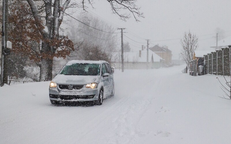 Na Slovensku bude husto snežiť, v niektorých častiach napadne aj 15 centimetrov. Meteorológovia vydali výstrahu.