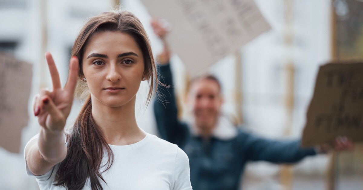 Česko stále pokulhává v zapojení mladých lidí do politického dění. Co je trápí nejvíc?