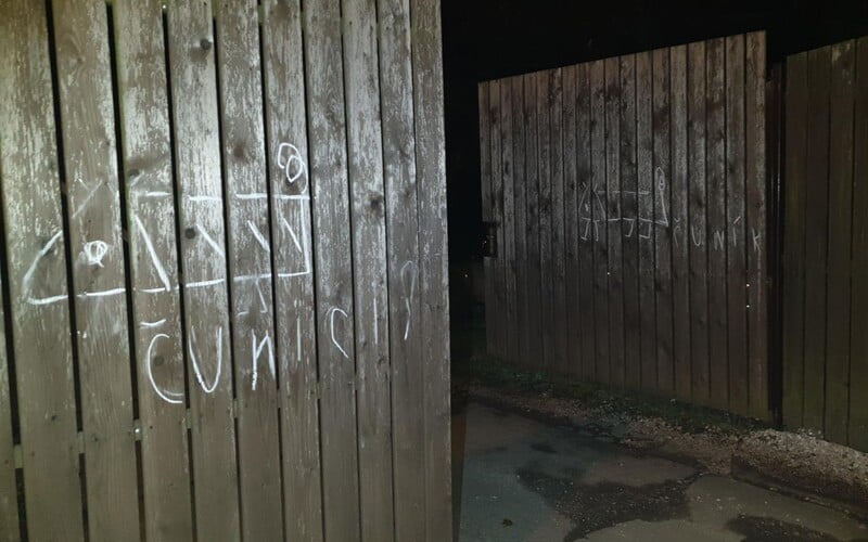 Seniorka kreslila čuníky na policejní vrata. Zřejmě se mstila za odvoz na záchytku.