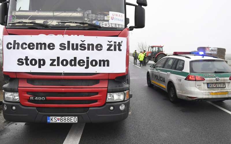 Slovenští autodopravci blokují hranice s Českem. Stát nepřistoupil na jejich požadavky.