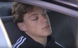 18-ročný mladík dobodal 16-ročného chlapca na smrť. Ich rovesníci si miesto kontaktovania polície celý incident nahrávali na mobil