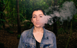 19 lidí zemřelo a více než 1000 skončilo v nemocnici kvůli vapingu. Vědci nacházejí chemické popáleniny na plicích pacientů
