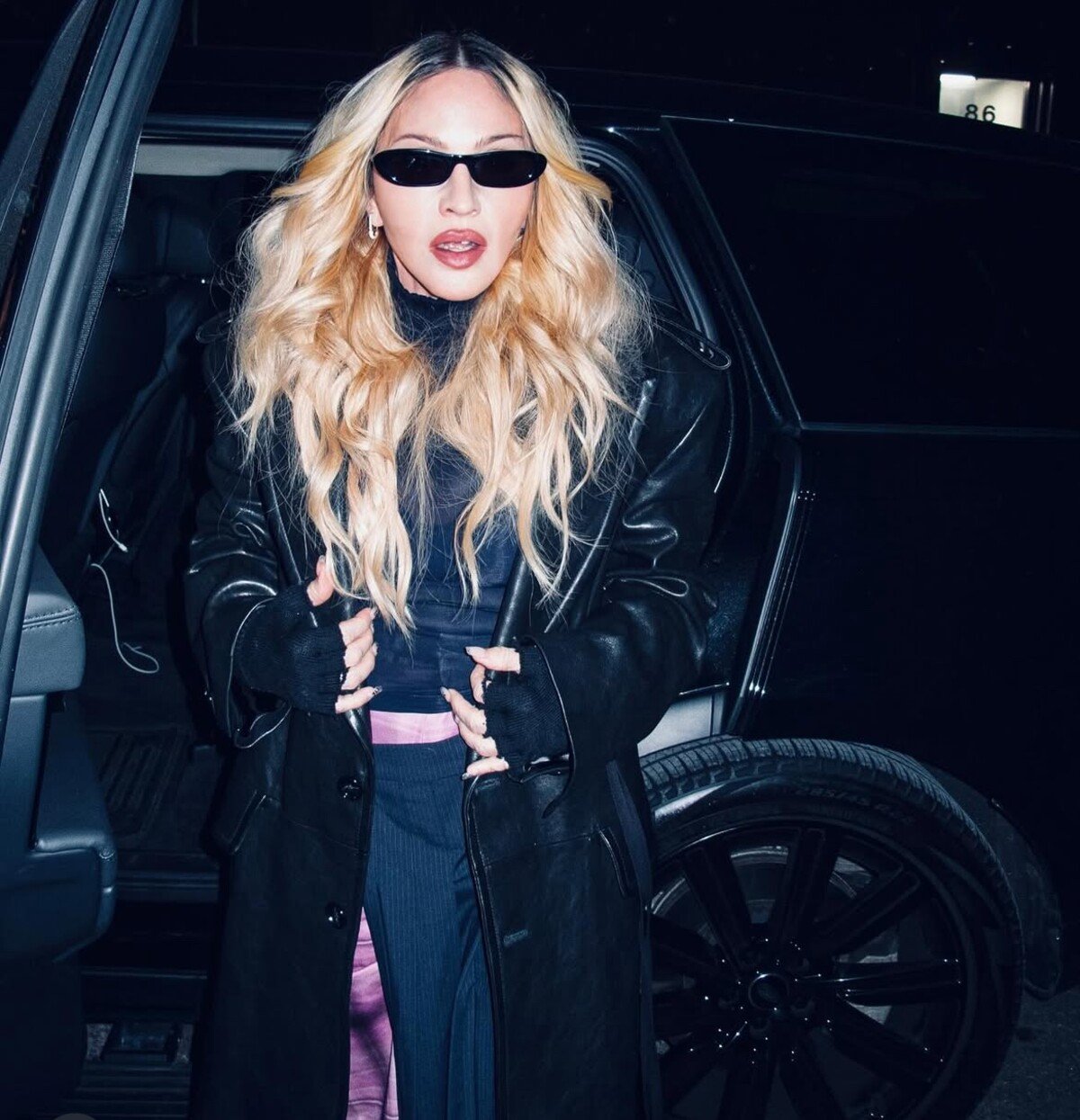 Samotná ikona pochválila Sabrinu. Madonna komentovala fotku s otázkou,  či je toto pre ňu valentínsky darček. Sabrina sa netají tým, že k Madonne vzhliada.