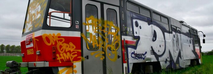 Odstavenou tramvaj u dálnice D1 se dva muži pokoušeli rozebrat na díly