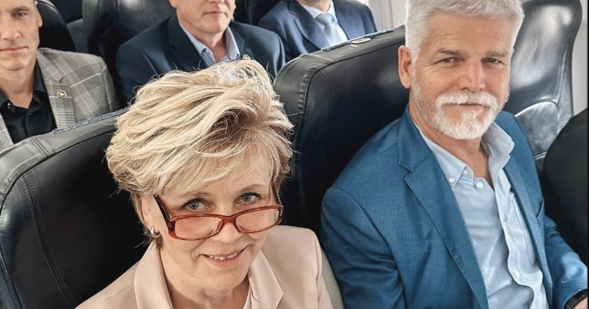Prezident Pavel se ženou odletěli na korunovaci krále Karla III. běžnou linkou