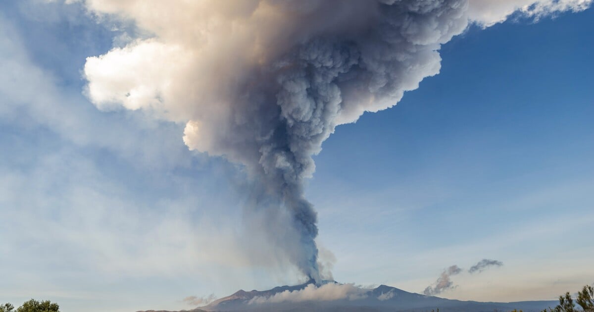 VIDEO: Netradiční lyžovačka. Lidé se vydali sjet aktivní sopku