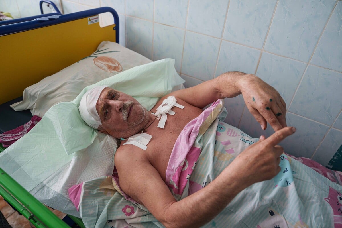 73-ročný Hennadij Smolarov, ktorý utrpel zranenia pri nedeľnom raketovom útoku ruskej armády na ukrajinské mesto Sumy.