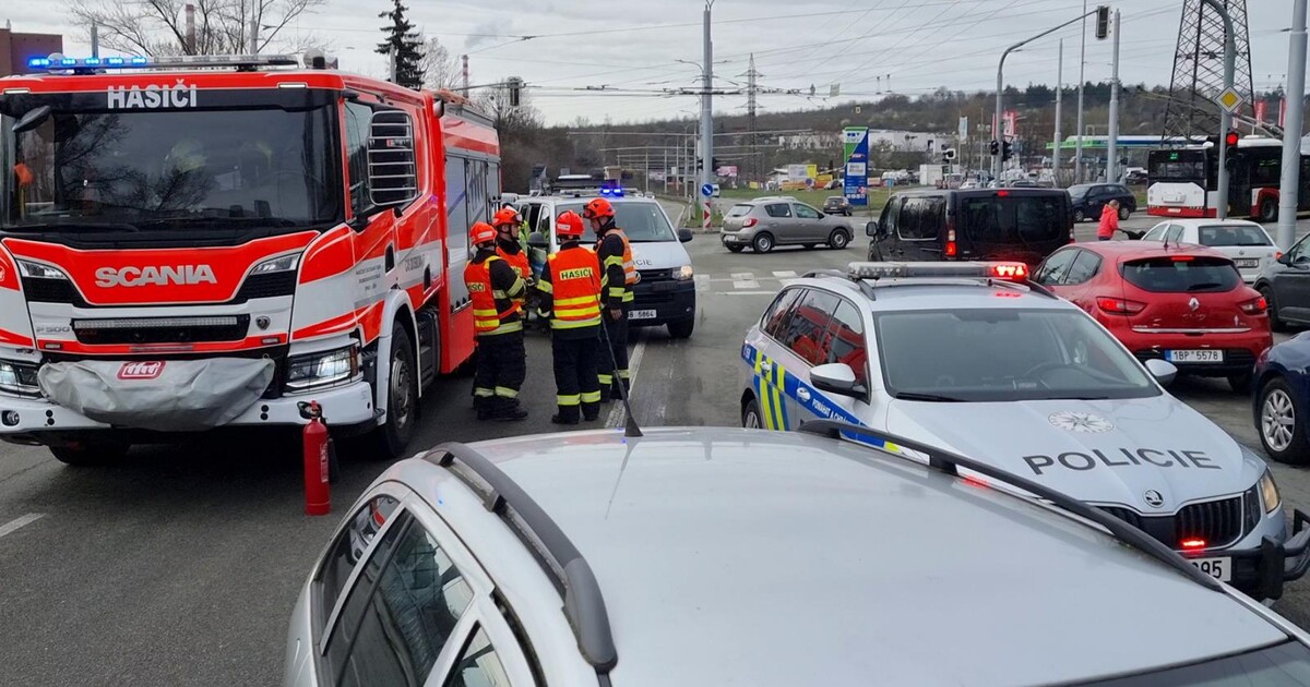 VIDEO: Z nabouraného auta policisté v Brně vytáhli řidiče bez známek života. Podařilo se jim ho oživit